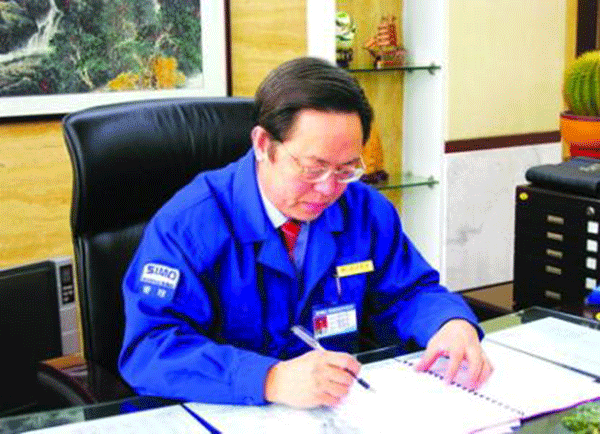 西瑪集團董事長(cháng)楊允成被評選為“感動(dòng)西安——2005年度推動(dòng)西安經(jīng)濟發(fā)展的十大新聞人物”之一。