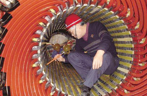 西安泰富西瑪電機吳高治、劉長(cháng)安、張衛華榮獲西安市勞動(dòng)模范榮譽(yù)稱(chēng)號。