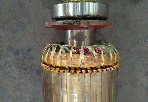 西安電機廠(chǎng)技術(shù)員關(guān)于高壓電機端部捆扎的重要性分析。